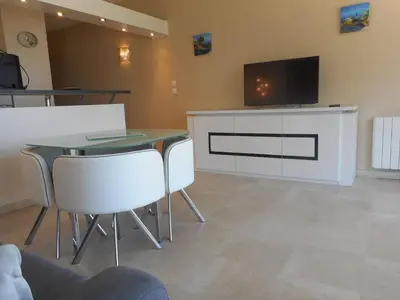 Télévision ou salle de divertissement dans l'établissement Charmant 2P en bord de mer, 4 couchages, marina, proche gare et centre, parking vélos et scooters - FR-1-252A-9