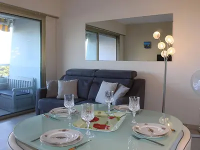 Coin salon dans l'établissement Charmant 2P en bord de mer, 4 couchages, marina, proche gare et centre, parking vélos et scooters - FR-1-252A-9