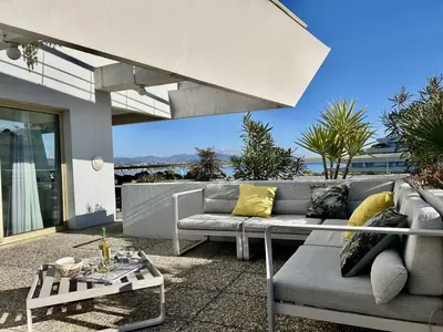 Coin salon dans l'établissement Magnifique 3 pièces avec terrasse et parking, 4 couchages, Villeneuve-Loubet Plage - FR-1-252A-11