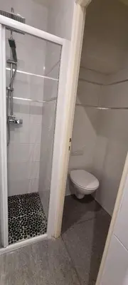 Salle de bains dans l'établissement One Bedroom André