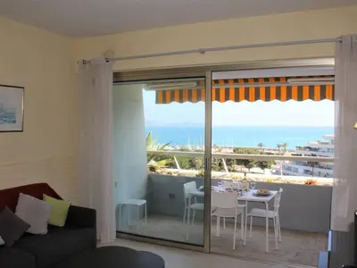 Vue générale sur la mer ou vue sur la mer prise depuis l'appartement