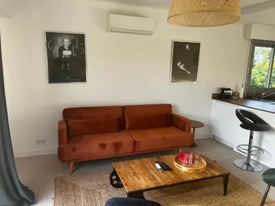 Coin salon dans l'établissement Modern cosy two bedrooms in Cannes , large terrace, 5 minutes from Croisette