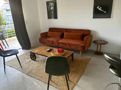 Coin salon dans l'établissement Modern cosy two bedrooms in Cannes , large terrace, 5 minutes from Croisette
