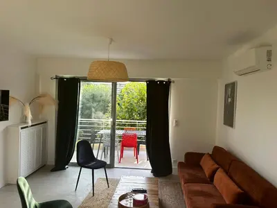 Coin salon dans l'établissement Modern cosy two bedrooms in Cannes , large terrace, 5 minutes from Croisette