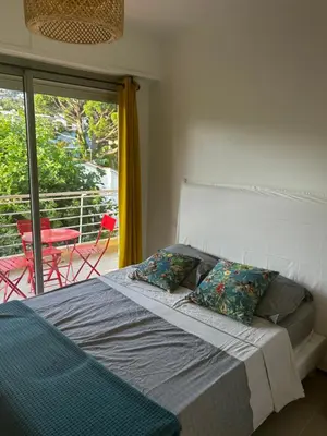 Un ou plusieurs lits dans un hébergement de l'établissement Modern cosy two bedrooms in Cannes , large terrace, 5 minutes from Croisette