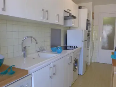 Cuisine ou kitchenette dans l'établissement Apartment La Pinède-1 by Interhome