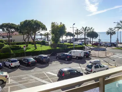 Vue générale sur la mer ou vue sur la mer prise depuis l'appartement