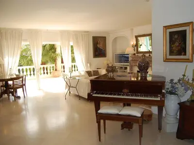 Télévision ou salle de divertissement dans l'établissement 9 chambres spa hamman sauna Piscine chauffée poss