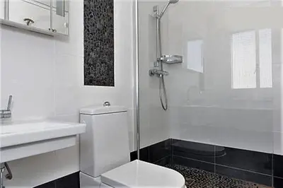 Salle de bains dans l'établissement Fettolina Palm Beach, Location Cannes front de mer et plage