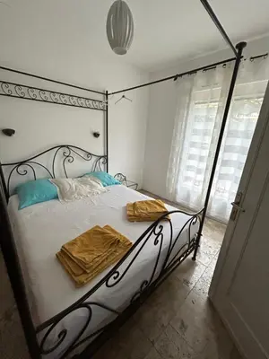 Un ou plusieurs lits dans un hébergement de l'établissement Très beau Studio lumineux dans Villa avec piscine