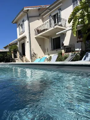 Piscine de l'établissement Très beau Studio lumineux dans Villa avec piscine ou située à proximité