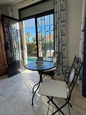 Piscine de l'établissement Très beau Studio lumineux dans Villa avec piscine ou située à proximité