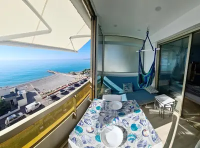 Vue générale sur la mer ou vue sur la mer prise depuis l'appartement