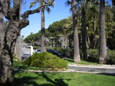 Jardin de l'établissement Karolina Properties - Appartement Commodore Croisette