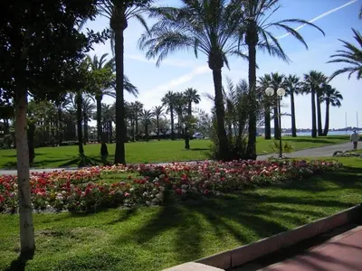 Jardin de l'établissement Karolina Properties - Appartement Commodore Croisette