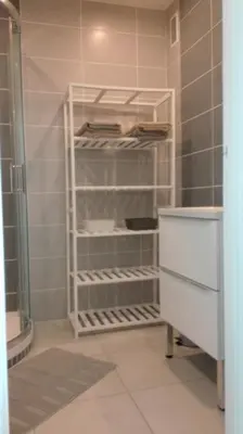 Salle de bains dans l'établissement Grand studio climatisé en bord de mer avec parking sécurisé