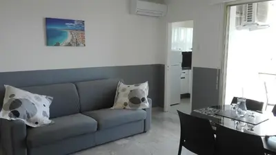 Coin salon dans l'établissement Grand studio climatisé en bord de mer avec parking sécurisé