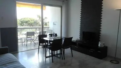 Coin salon dans l'établissement Grand studio climatisé en bord de mer avec parking sécurisé