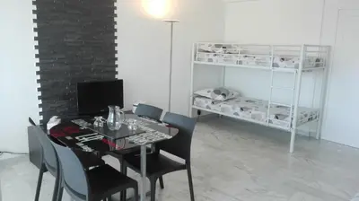 Télévision ou salle de divertissement dans l'établissement Grand studio climatisé en bord de mer avec parking sécurisé