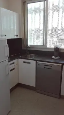 Cuisine ou kitchenette dans l'établissement Grand studio climatisé en bord de mer avec parking sécurisé