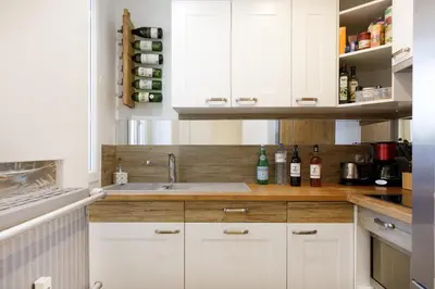 Cuisine ou kitchenette dans l'établissement Grand Studio neuf face port et plage, parking privé