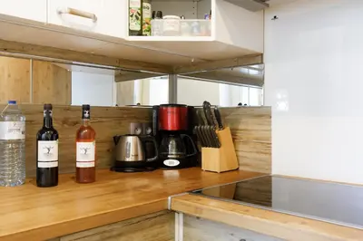 Cuisine ou kitchenette dans l'établissement Grand Studio neuf face port et plage, parking privé