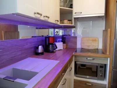 Cuisine ou kitchenette dans l'établissement Grand Studio neuf face port et plage, parking privé