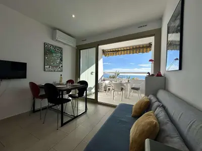 Télévision ou salle de divertissement dans l'établissement Studio moderne, 2 couchages, climatisé avec parking à Villeneuve Loubet Plage - FR-1-252A-19