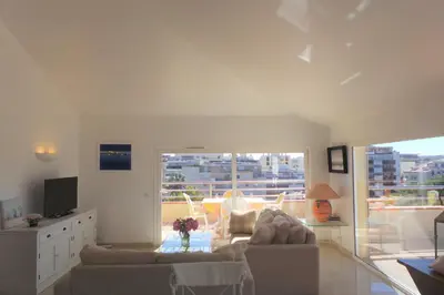 Télévision ou salle de divertissement dans l'établissement Spacious and bright flat Downtown and Beaches - Swimming Pool