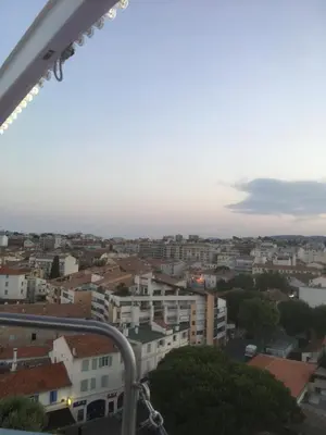 Vue générale sur Antibes ou vue de la ville depuis l'appartement