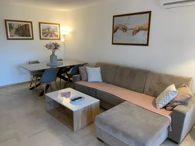 Coin salon dans l'établissement Superbe 2 pièces moderne refait à neuf, PISCINE !