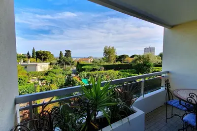 Balcon ou terrasse dans l'établissement Superbe 2 pièces moderne refait à neuf, PISCINE !