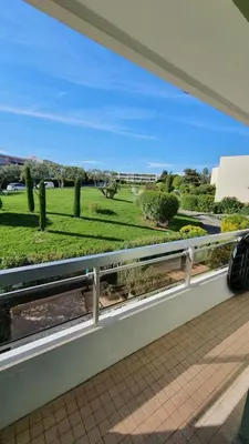 Balcon ou terrasse dans l'établissement Superbe 2 pièces moderne refait à neuf, PISCINE !
