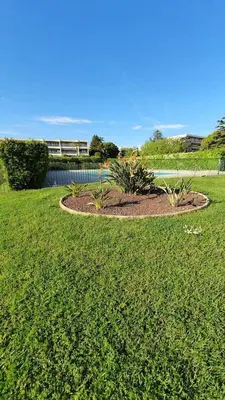 Jardin de l'établissement Superbe 2 pièces moderne refait à neuf, PISCINE !