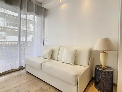 Coin salon dans l'établissement Grand studio cabine à côté des plages NER634