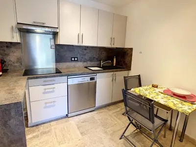 Cuisine ou kitchenette dans l'établissement Le Windsor 2P DET2002