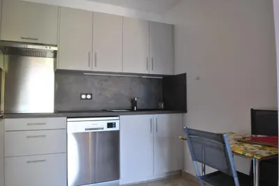 Cuisine ou kitchenette dans l'établissement Le Windsor 2P DET2002