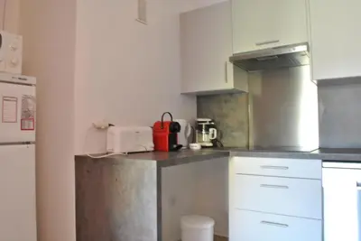 Cuisine ou kitchenette dans l'établissement Le Windsor 2P DET2002