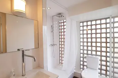 Salle de bains dans l'établissement 4-Room Apartment with Terrace & Sea View 5-Minute Walk to the Beach