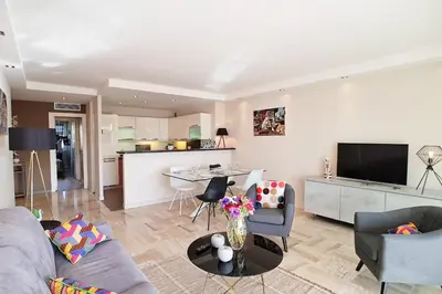 Cuisine ou kitchenette dans l'établissement 4-Room Apartment with Terrace & Sea View 5-Minute Walk to the Beach