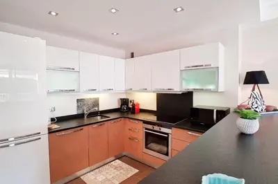 Cuisine ou kitchenette dans l'établissement 4-Room Apartment with Terrace & Sea View 5-Minute Walk to the Beach