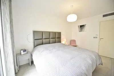 Un ou plusieurs lits dans un hébergement de l'établissement 2-Br with Terrace and Pool in the Heart of Palm Beach