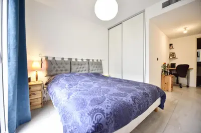 Un ou plusieurs lits dans un hébergement de l'établissement 2-Br with Terrace and Pool in the Heart of Palm Beach