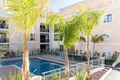 Piscine de l'établissement 2-Br with Terrace and Pool in the Heart of Palm Beach ou située à proximité