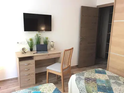 Télévision ou salle de divertissement dans l'établissement Les Rivages du Soleil- Rivierabookin g-Juan les Pins