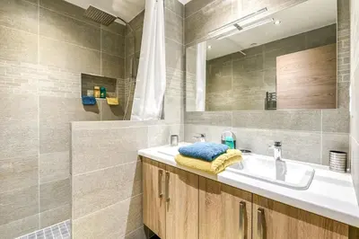 Salle de bains dans l'établissement Les Rivages du Soleil- Rivierabookin g-Juan les Pins