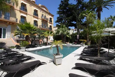 Piscine de l'établissement GOLDEN TULIP CANNES HOTEL de PARIS ou située à proximité