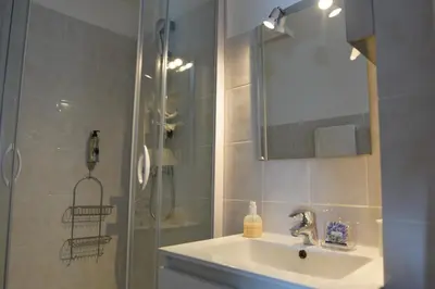 Salle de bains dans l'établissement ATH hôtel Athénée
