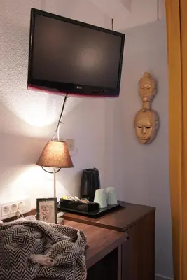 Télévision ou salle de divertissement dans l'établissement ATH hôtel Athénée