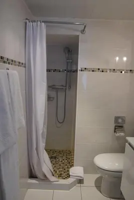 Salle de bains dans l'établissement ATH hôtel Athénée